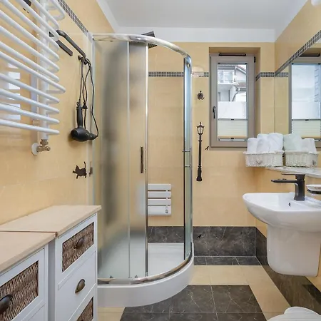 Exceptional 550 M From The By Renters Apartment *